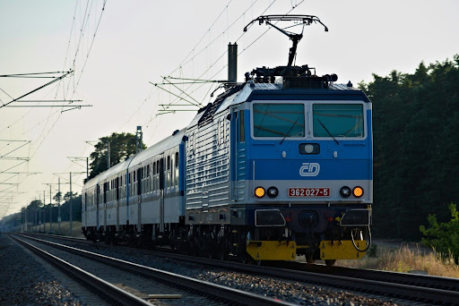 Comparing Electric and Diesel Railway Systems, Efficiency, Costs, and Environmental Impact